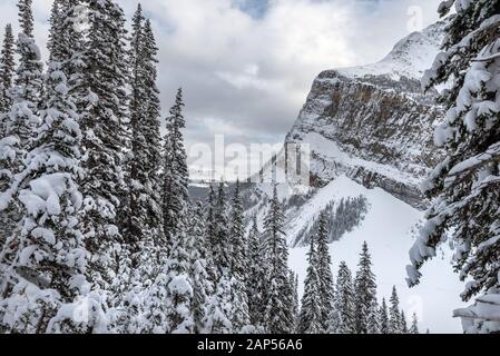 Vista invernale di Fairview montagna sopra il Lago Louise e nel Parco Nazionale di Banff, Alberta, Canada Foto Stock