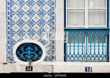 Architettura tradizionale delle facciate ricoperte con piastrelle di ceramica chiamato azulejos nella città di Lisbona in Portogallo. Foto Stock