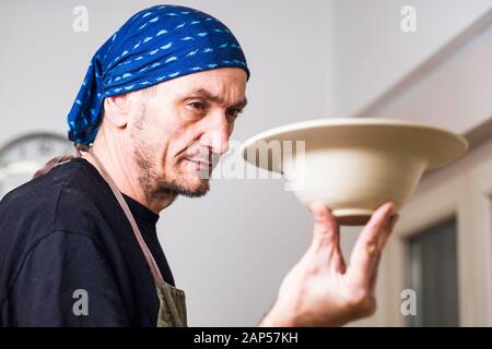 Potter artista finitura opere su nuova mano fatta tazza, concetto di piccola arte di affari, poco profondo debito di campo Foto Stock