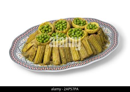 Piatto marocchino tradizionale con Cardoon, cuori di carciofi ripieni con piselli verdi isolati su sfondo bianco Foto Stock