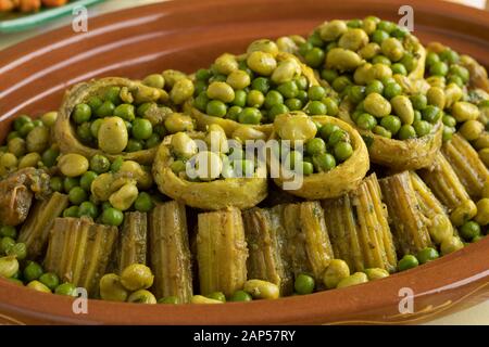 Piatto marocchino tradizionale con Cardoon, cuori di carciofi ripieni con piselli verdi e fave Foto Stock