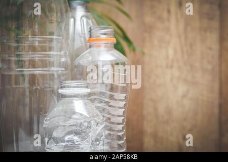 Riciclaggio di plastica, bottiglie di plastica e contenitori di rifiuti domestici di riciclo e riuso Foto Stock