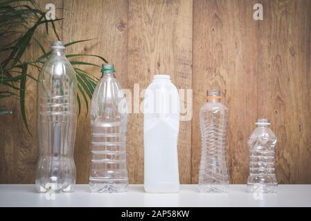 Riciclaggio di plastica, bottiglie di plastica e contenitori di rifiuti domestici di riciclo e riuso Foto Stock