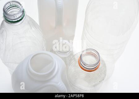 Riciclaggio di plastica, bottiglie di plastica e contenitori di rifiuti domestici di riciclo e riuso Foto Stock