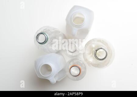 Riciclaggio di plastica, bottiglie di plastica e contenitori di rifiuti domestici di riciclo e riuso Foto Stock