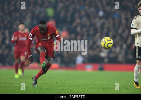 LIVERPOOL, in Inghilterra - gennaio 19: Sadio Mane di Liverpool durante il match di Premier League tra Liverpool FC e Manchester United ad Anfield on gennaio 19, 2020 a Liverpool, Regno Unito. MB Media Foto Stock