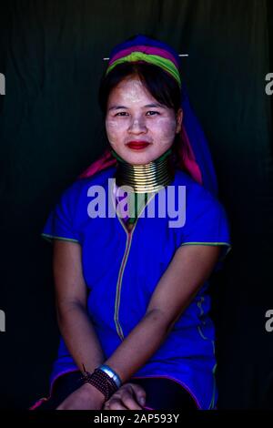 Un ritratto di una giovane Kayan etniche (lungo collo) Donna, Loikaw, Stato Kayah, Myanmar. Foto Stock