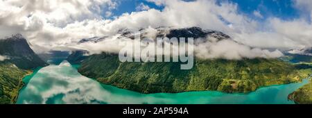 Panorama bellissima natura Norvegia paesaggio naturale. lovatnet lago Lodal valley. Foto Stock