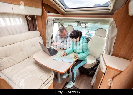 Le coppie in RV Camper guardando la mappa locale per il viaggio. Vacanza per la famiglia in viaggio, viaggio vacanza in camper, caravan auto vacanza. Foto Stock