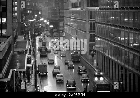 Londra, 1970, Victoria Street. Ora di punta della sera, persone, taxi, auto e autobus bui e bagnati mentre i pendolari fanno la loro strada a casa. 1976 REGNO UNITO HOMER SYKES Foto Stock