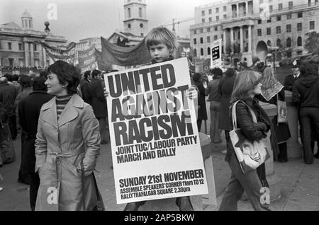 Razzismo 1970s Londra UK. Uniti Contro Racialism Labor Party e TUC rally e marzo Trafalgar Square 1976 Inghilterra. HOMER SYKES Foto Stock