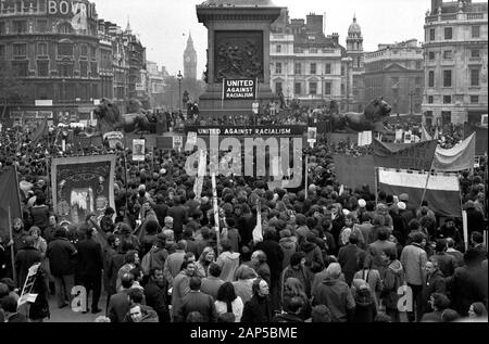 Razzismo 1970s Londra Regno Unito. Uniti contro il razzismo Partito Laburista e TUC raduno e march Trafalgar Square 1976 Inghilterra. Guardate verso le camere del Parlamento e il Big Ben. HOMER SYKES Foto Stock