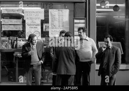 London 1970s uomo appeso di fronte alla corner shop newsagents e negozio generale. Strutton Ground Street Victoria 1976 Regno Unito HOMER SYKES Foto Stock