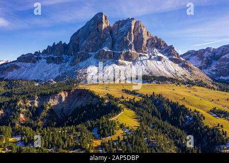 Splendida vista del Sass de Putia mountain dal Passo delle Erbe nelle Dolomiti, Italia. Vista del Sass de Putia (Sass de Putia) al Passo delle Erbe, con woode Foto Stock