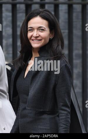 Facebook di Chief Operating Officer, Sheryl Sandberg, arrivando a Downing Street, Londra. Facebook ha intenzione di assumere 1.000 più persone nel Regno Unito entro la fine del 2020 Foto Stock