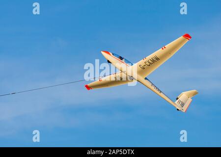 Alexander Schleicher ASK21 Glider aliante, R18, della Royal Air Force di scorrevolezza e di soaring Association, RAFGSA, verricello lancia nel cielo. Foto Stock