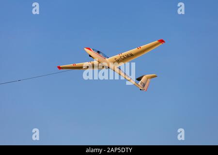 Alexander Schleicher ASK21 Glider aliante, R18, della Royal Air Force di scorrevolezza e di soaring Association, RAFGSA, verricello lancia nel cielo. Foto Stock