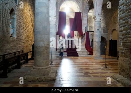 La chiesa di San Silvestro nella centrale Piazza Silvestri rappresenta un notevole esempio di architettura romanica della regione Umbria, Ital Foto Stock