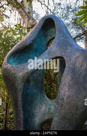 Figura per il Paesaggio (1959): Barbara Hepworth Sculpture Garden, St Ives, Cornwall Foto Stock