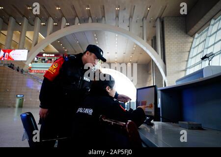 (200121) -- SHIJIAZHUANG, Gennaio 21, 2020 (Xinhua) -- Zhang Peng lavora presso il punto di controllo di sicurezza di Shijiazhuang stazione ferroviaria in Shijiazhuang, a nord della Cina di nella provincia di Hebei, Gennaio 21, 2020. La festa di primavera è la più grande occasione per il ricongiungimento familiare in tutta la Cina, ma anche per la famiglia di 6-anno-vecchio Zhang Anzhe, reunion opportunità sono rare. Zhang il padre Zhang Peng è un poliziotto lavora a Shijiazhuang Stazione ferroviaria ufficio di polizia mentre la madre li Qi è un direttore principale sui treni tra Shijiazhuang e Wuhan. Entrambi i genitori erano così occupati durante il Festival di Primavera di viaggio rush perio Foto Stock