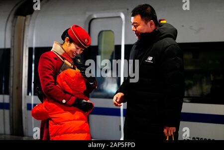 (200121) -- SHIJIAZHUANG, Gennaio 21, 2020 (Xinhua) -- Zhang Anzhe abbracci di sua madre in una stazione ferroviaria in Shijiazhuang, a nord della Cina di nella provincia di Hebei, Gennaio 21, 2020. La festa di primavera è la più grande occasione per il ricongiungimento familiare in tutta la Cina, ma anche per la famiglia di 6-anno-vecchio Zhang Anzhe, reunion opportunità sono rare. Zhang il padre Zhang Peng è un poliziotto lavora a Shijiazhuang Stazione ferroviaria ufficio di polizia mentre la madre li Qi è un direttore principale sui treni tra Shijiazhuang e Wuhan. Entrambi i genitori erano così occupati durante il Festival di Primavera di viaggio periodo rush. Essi hanno per fare uso di Foto Stock