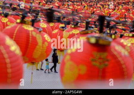 (200121) -- KUALA LUMPUR, Gennaio 21, 2020 (Xinhua) -- i cittadini a piedi sotto le lanterne a Kuala Lumpur, Malesia, Gennaio 21, 2020. (Foto di Chong Voon Chung/Xinhua) Foto Stock