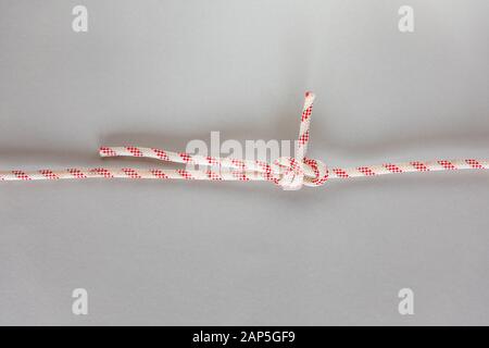 Nodo di nave di piegatura a foglio doppio su sfondo grigio Foto Stock