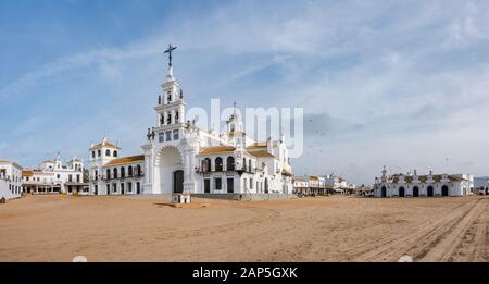 El Rocio Spagna, chiesa, Eremo della Vergine di El Rocio, al parco nazionale di Marismas Doñana, Andalusia, Spagna, Europa Foto Stock