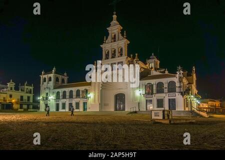 Chiesa di El Rocio Spagna, Eremo della Vergine di El Rocio, al Parco Nazionale di Marismas Doñana, di notte, Andalusia, Spagna, Europa Foto Stock