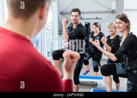 Gruppo di persone aventi una formazione ems di elettro palestra Foto Stock