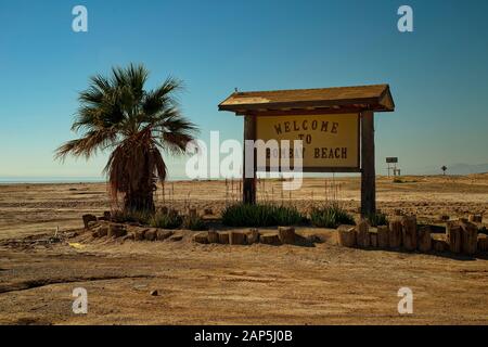 Segno per Bombay Beach California USA sponda orientale del Salton Sea. Foto Stock