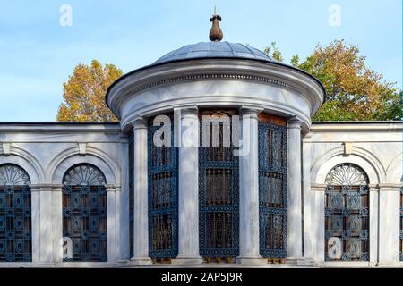 Türkei, Istanbul, Sultanahmet, Divan Yolu, historischer Friedhof auf dem sich auch das mausoleo von Sultan Mahmut II. befindet. Foto Stock