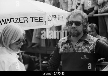 Kevin Johnson, australischer Sänger und Songschreiber, bummelt durch Amburgo, Deutschland um 1977. Australian cantante e cantautore Kevin Johnson facendo una passeggiata a Amburgo, Germania intorno al 1977. Foto Stock