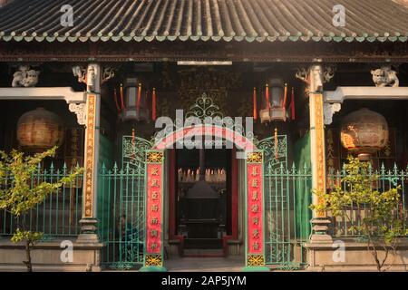 Porta d'ingresso rossa a un tradizionale tempio buddista cinese a Saigon, Vietnam (ho Chi Minh City) Foto Stock