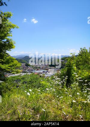 Vista panoramica su Takayama e sul monte Norikura innevato dal Parco di Kitayama, Giappone Foto Stock