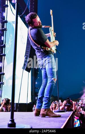 Indio, California, 28 aprile 2019, Matthew Ramsey della band Old Dominion in scena per una folla energica al Festival della musica di Stage Coach Foto Stock