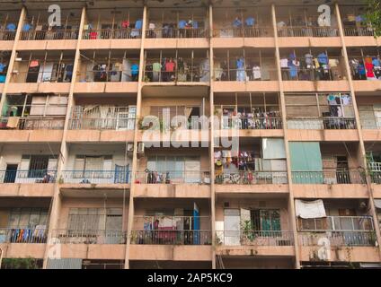 Balconi su un edificio di appartamenti decadenti e sovraffollati a Saigon, Vietnam (ho Chi Minh City) Foto Stock