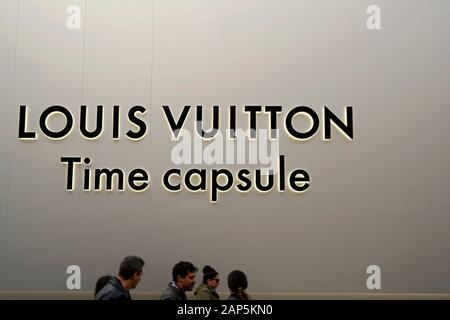 L'installazione temporanea di Louis Vuitton, Piazza del Duomo, Milano, Lombardia, Italia, Europa Foto Stock