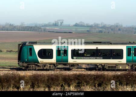 Londra NorthWestern classe ferroviaria 350 treno elettrico sulla linea principale della costa occidentale, Warwickshire, Regno Unito Foto Stock