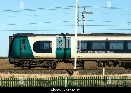 Londra NorthWestern classe ferroviaria 350 treno elettrico sulla linea principale della costa occidentale, Northamptonshire, Regno Unito Foto Stock
