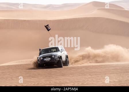 A zahedan, baluchestan/iran-11/23/2018climbing dune di sabbia nel deserto Lut con un edizione di Dakar race car Foto Stock