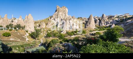 Cappadocia, Turchia: Camini delle fate mozzafiato e vista aerea di Nevsehir, ex Neapolis e Muskara, famosa città nella regione centrale dell'Anatolia Foto Stock