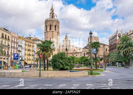 Valencia, Spagna - 3 novembre 2019: Plaza de la Reina e la Cattedrale della parrocchia cattolica romana di Valencia (Cattedrale Metropolitana - Basilica di S. Foto Stock