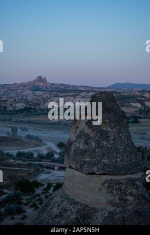 Cappadocia, Turchia: Vista aerea all'alba di Uchisar, antica città della regione storica in Anatolia centrale ricca di eccezionali meraviglie naturali Foto Stock
