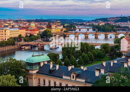 Praga, Repubblica Ceca ponti con panorama storico Ponte Carlo e del fiume Moldava di notte. Pargue al crepuscolo, vista del minor Torre del Ponte di Cha Foto Stock