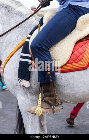 Rider dettaglio della gamba in abbigliamento alla moda con il pulsante Dettagli sulla gamba dei pantaloni e ottone lucidato staffa ornati a San Sebastian fiesta in La Caleta Foto Stock