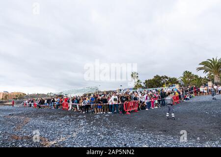 Una folla di persone in attesa per l arrivo dei cavalli sulla spiaggia di San Sebastian fiesta in La Caleta, Costa Adeje, Tenerife, Isole Canarie. Foto Stock