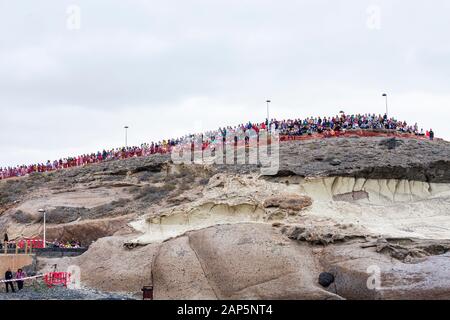 Una folla di persone in attesa per l arrivo dei cavalli sulla spiaggia di San Sebastian fiesta in La Caleta, Costa Adeje, Tenerife, Isole Canarie. Foto Stock