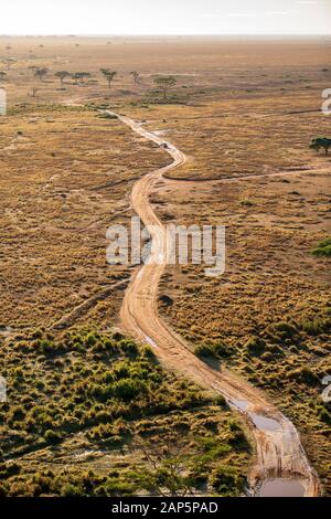 Giro mattutino in mongolfiera sulle infinite pianure del Serengeti National Park, Tanzania. Foto Stock