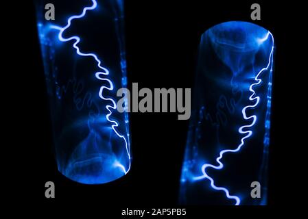 Blue scarica elettrica su uno sfondo nero. Incandescente fulmine in una lampada al plasma. Energia elettrica di flash Foto Stock